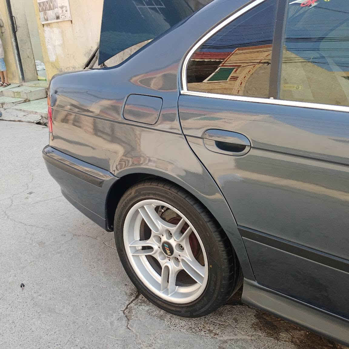 بیئێم سەقەر مۆدیل ١٩٩٧ قەپات مواسەفات بەس سلایت نیە تەلەفۆن تۆماتیک و گێرحادیە دەبل گێرە پەردەیە پەردەکەشی کارەبایە سوکان ڤۆلیۆم تەحدیل سورحە تەبریدە مەکینە ٥٢٥ کوشن جلدە ناو فۆرمیکایە لایت ئەلقەیە بروسکە بروسکیشی ئیش دەکا ویل M دەحامی M بۆ زانیاری زیاتر پەیوەندی بکەن 
***********📞 أربيل, العراق
