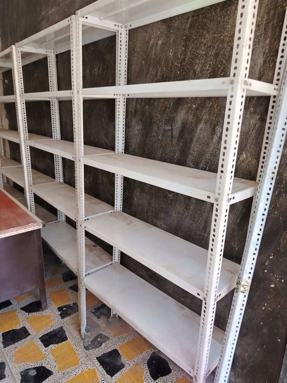 رفوف عدد 6 نظيفات كلش سعر الواحد 25 الف
الميز سعره 25 الف
مكاني الغزالية 

0781 288 3389
