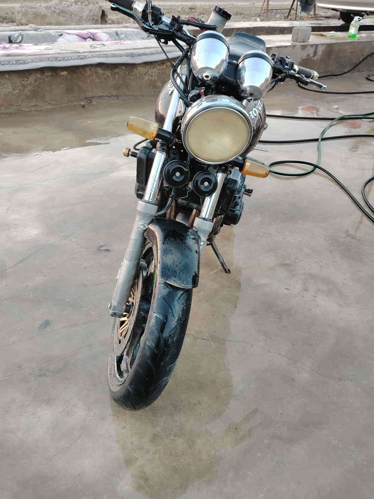 سلام عليكم سي بي فور جيل اول أوراق كامله نهضه هاون شرط ١٨٠ محرك مفتوح ففط كور لا دخان ولا تنقيص مكفول من بكن من الصوت دراجه شرط ١٢٣ بطناش كهربايات كله شغاله دراجه مالت جناي الياخذه ما يخسر مكان ديوانيه دغاره سعر مليون ٣٠٠ وبي مجال لطيبين ***********
