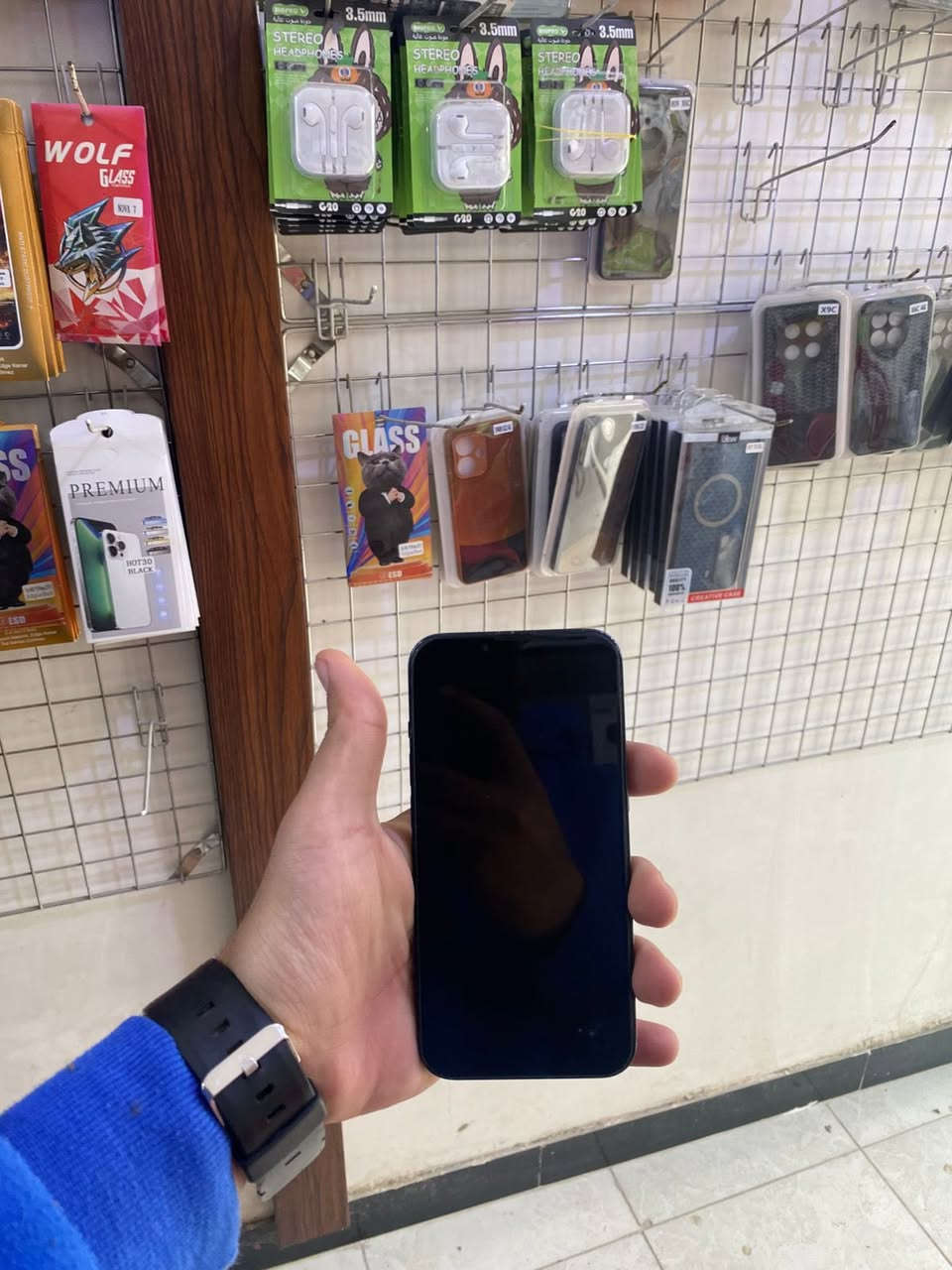 السلام عليكم ورحمه الله وبركاته 
ايفون 13 عادي 
أمريكي نموذج M 
ذاكره 128 
بطاريه 77
مستبدل شاشه كلش حلوه ( كاميرا اصليه من ابل) خلل بسماعه الاتصال مرات تشتغل مرات لا تفتح سبيكر تشتغل طبيعي بصوت واضح و عالي
بي شخوط زغيره كما موضح كدامكم 
علبه الجهاز موجوده 
العنوان : بابل 
سعره 325 و بي مجال 
للاتصال : ***********
