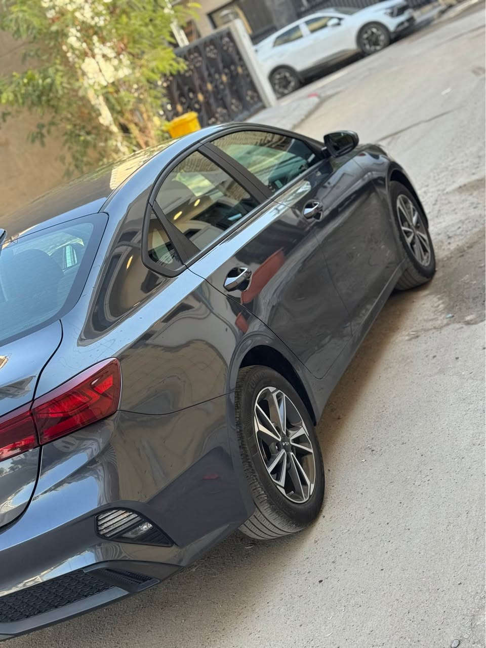 سلام عليكم . 

KiA فورتي . 
موديل 2023
لون رصاصي

فحص و هزه و سنويه جديد . رقم أربيل . 

المواصفات . 

■ فول تحكم ستيرن . 
■ شاشه كبيره . 
■ كامره خلفيه . 
■ تحديد مسار . 
■ رادار امامي . 
■ تثبيت سرعه . 
■ ثلاث أنظمة قياده 
■ توقف ذاتي .  
■ السياره جاهزه من جميع النواحي 
بدون ايرباك
  
■حادث صبغ شبر جاملغ وشبر بنيد فقط بدون 
دواخل شاصي لغد كفاله 
السعر 159$$$
مكانها بغداد
للتواصل *********** بغداد, العراق
