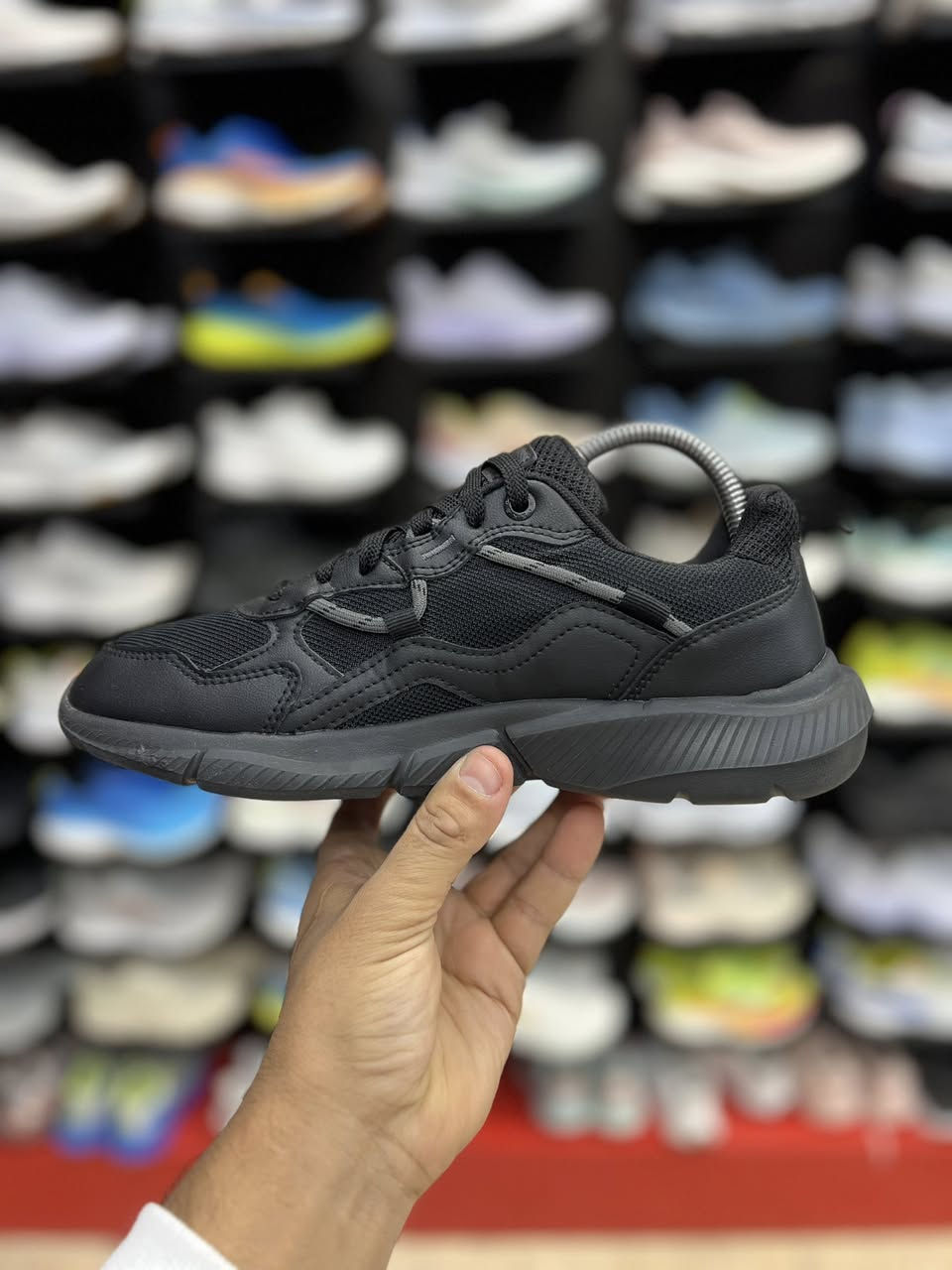 Skechers

التصميم: حذاء رياضي برباط، يتميز بجزء علوي مصنوع من القماش الشبكي والمواد الاصطناعية مع طبقات إضافية لزيادة المتانة.
المميزات:
نعل أوسط ممتص للصدمات يوفر الراحة أثناء المشي أو الجري.

اصلي وكاله غير مستخدم
متوفر قياس 40.5

العنوان النجف ملحق الروان 
توصيل 🚚 محافظات 6 داخل النجف3 
*********** واتساب
