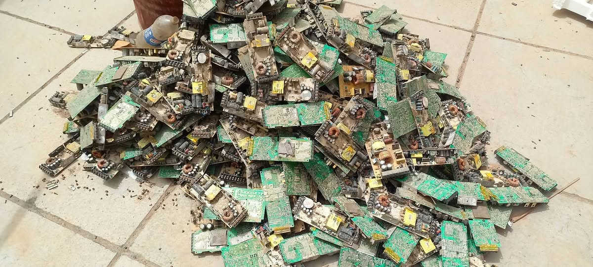 السلام عليكم بيع مراوح مستعملات نظيفه  قاعدة حديد الاستفسار *********** العنوان بغداد البلديات
