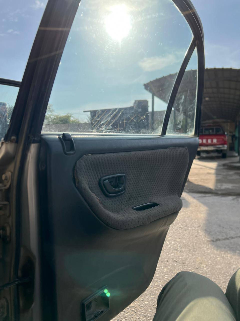 السلام عليكم .سوناتا 2 موديل 94 للبيع ب 40$ وبيها مجال بسيط .التفاصيل : 
١-كير ومحرك شرط.
 ٢-الكشر مثل الي بالصوره. 
٣-مابيها خياس فقط في باب السكن من الداخل كما في الصورة . 
٤-السنويه تنتهي في نهاية ٢٠٢٦ .
رقم الهاتف: ***********
المكان :تكريت
*غير متوفر على الفيس الي يريد يتعامل يتصل .
