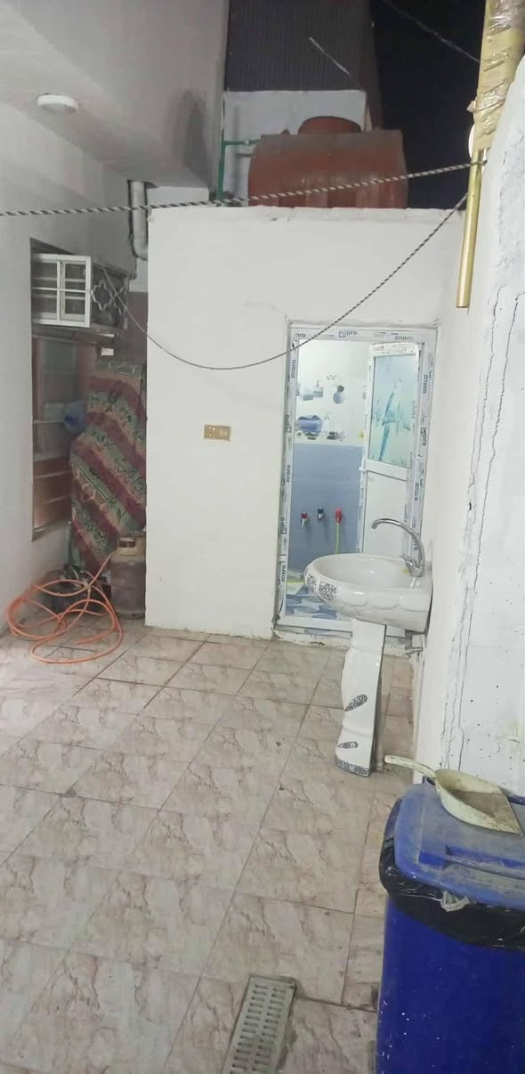 السلام عليكم بيت للبيع المساحه ١٥٠ غرفتين وصاله وستقبال ومطبخ وحمامات ثنين جاهز علا اخر حبايه اساس وسقف صب مركزي بنا طابوك وبلوك قريب علا شارع ١٠٠ متر عن لشارع لعام مكانه شارع لمطار السيدين بين لدخول والخروج مال لمطار منطقه هاده ومرتبه السعر ٥٥ وبي مجال مرقم بلديه ومعاملت تطويب بي رقمي ***********
