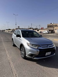 ميتسوبيشي اوتلاندر 2017 للبيع او مراوس  حادثها بالخارج بنيد وضربتها خف...
