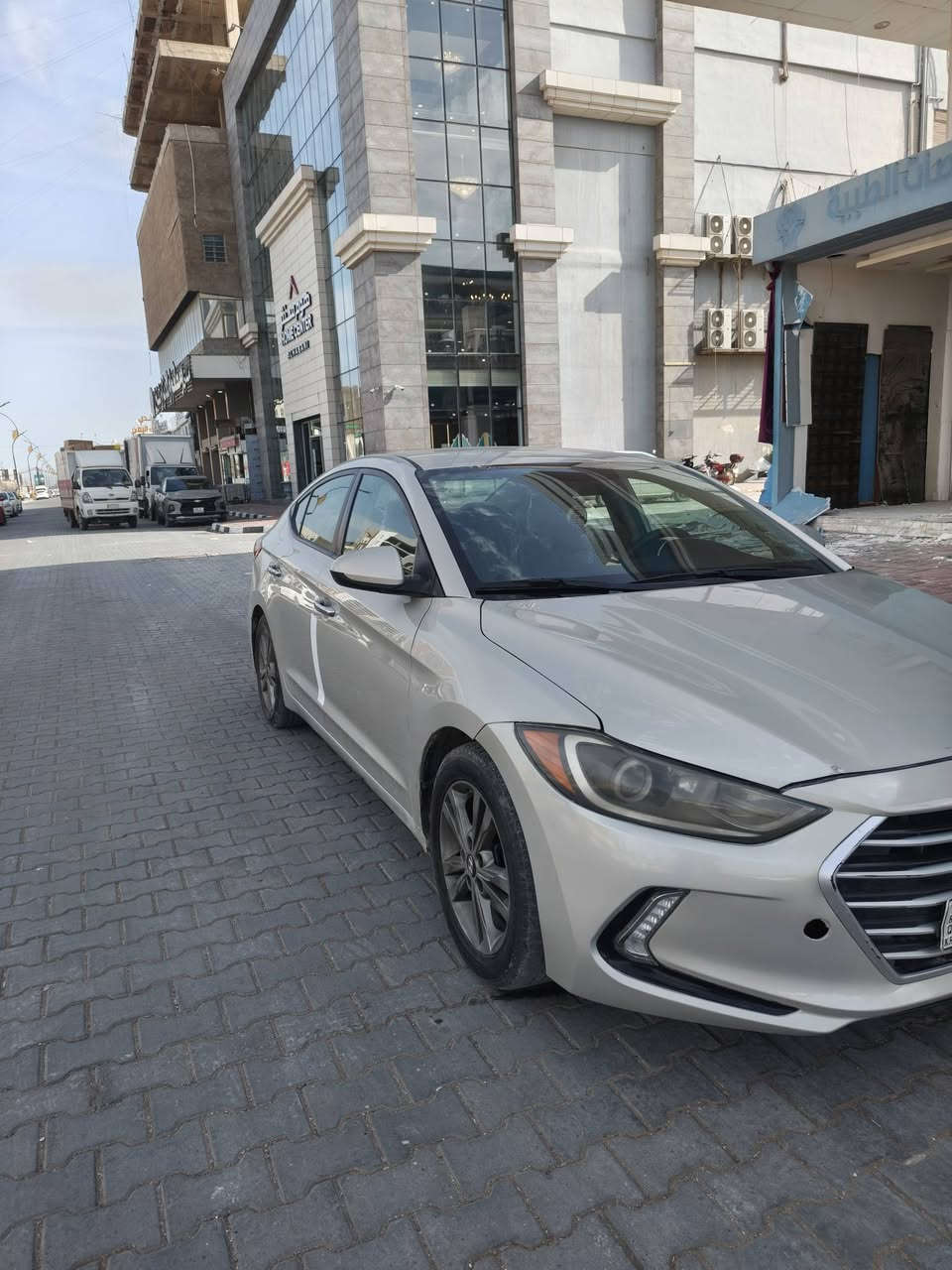 السلا عليكم للبيع ألنترا موديل 2017 
السياره كلين حادثها فقط دعامية   مكينتها 2000 دوش. كير ومحرك  مكفولات السيارة جديدة وجاهزة رقمها اربيل دولي . سعرها 118 ورقة وبيها مجال مكانها نجف . للإستفسار هذا رقمي *********** .
