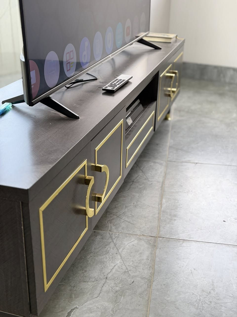 شاشه ميز شاشه وتخت البيع صارلهم 3اشهر ‭0778 155 8244‬
