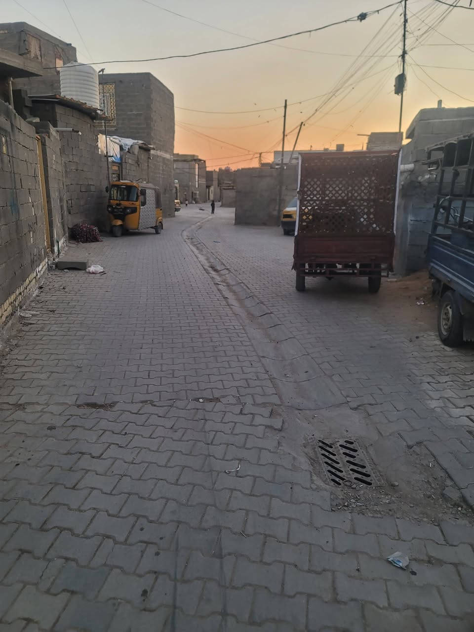 بيت هيكل للبيع ( مساحة ٧٨ ) واقع حال المكان ام الكبر والغزلان فرع مخبز الروعة ( الفرع مقرنص مي وكهرباء كامل من كلشي ) العقار واقع حال ( سعر ٢٠ مليون قفل ) أتصال ( ***********)
