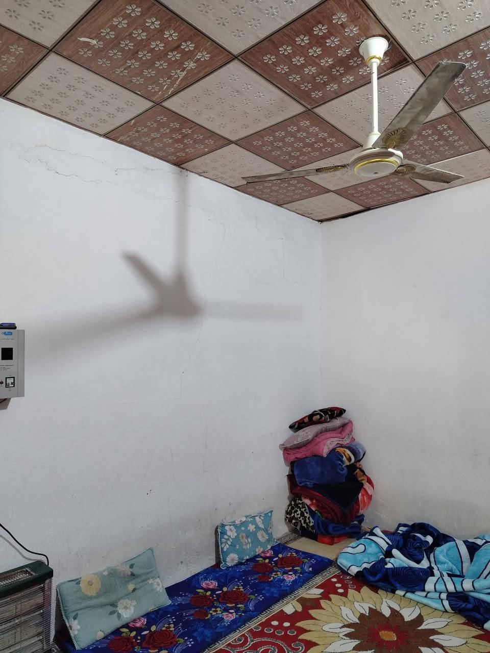 السلام عليكم بيت للبيع المساحه ١٠٠ متر البراكيه شارع المطار القديم قرب جامع أم البنين البيت يحتوي على غرفتين صاله مطبخ استقبال صحيات داخلي وخارجي اساس صب كونكريت سقف صب كونكريت بناء بلوك السعر ٢٣ معه المجال الاستفسار على الرقم ***********
