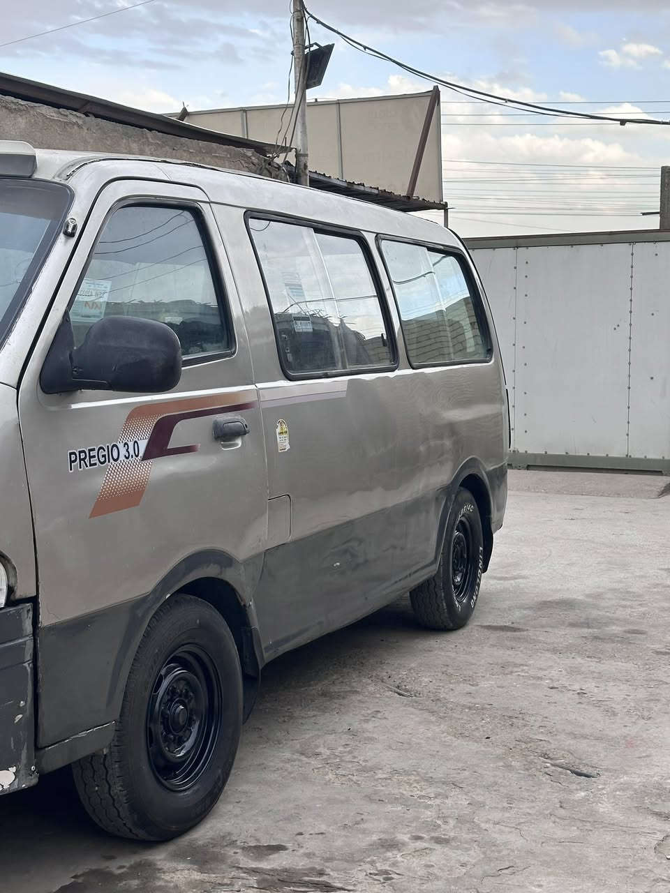 سلام عليكم كيا بريجو ١٩٩٦ رقم بغداد الماني طرف ثالث حائز ثالث موجود  داخله هسه هيئه مصفرىه مكينه كير مكفولات كهربائيه كلهة شغالةً دوشمة جديد مكان بغداد حي النصر ***********
