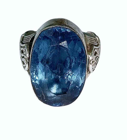 دلال وجمال مجوهرات حجر التوباز الافريقي الازرق له فوائد صحية وعاطفية وروحية، فهو يساهم في تهدئة العقل وتحسين التركيز، وتعزيز التواصل والتعبير عن الذات.يقوي جهاز المناعة، ويهدئ الألم الجسدي مثل الصداع النصفي، ويساعد على النوم المريح. على المستوى الروحي، ويعزز النمو الروحي والانسجام العاطفي، ويرمز إلى الهدوء والسكينة والصداقة الجادة صياغة يدوية فضه عيار عيار ٩٢٥ يوجد توصيل ***********       ***********
