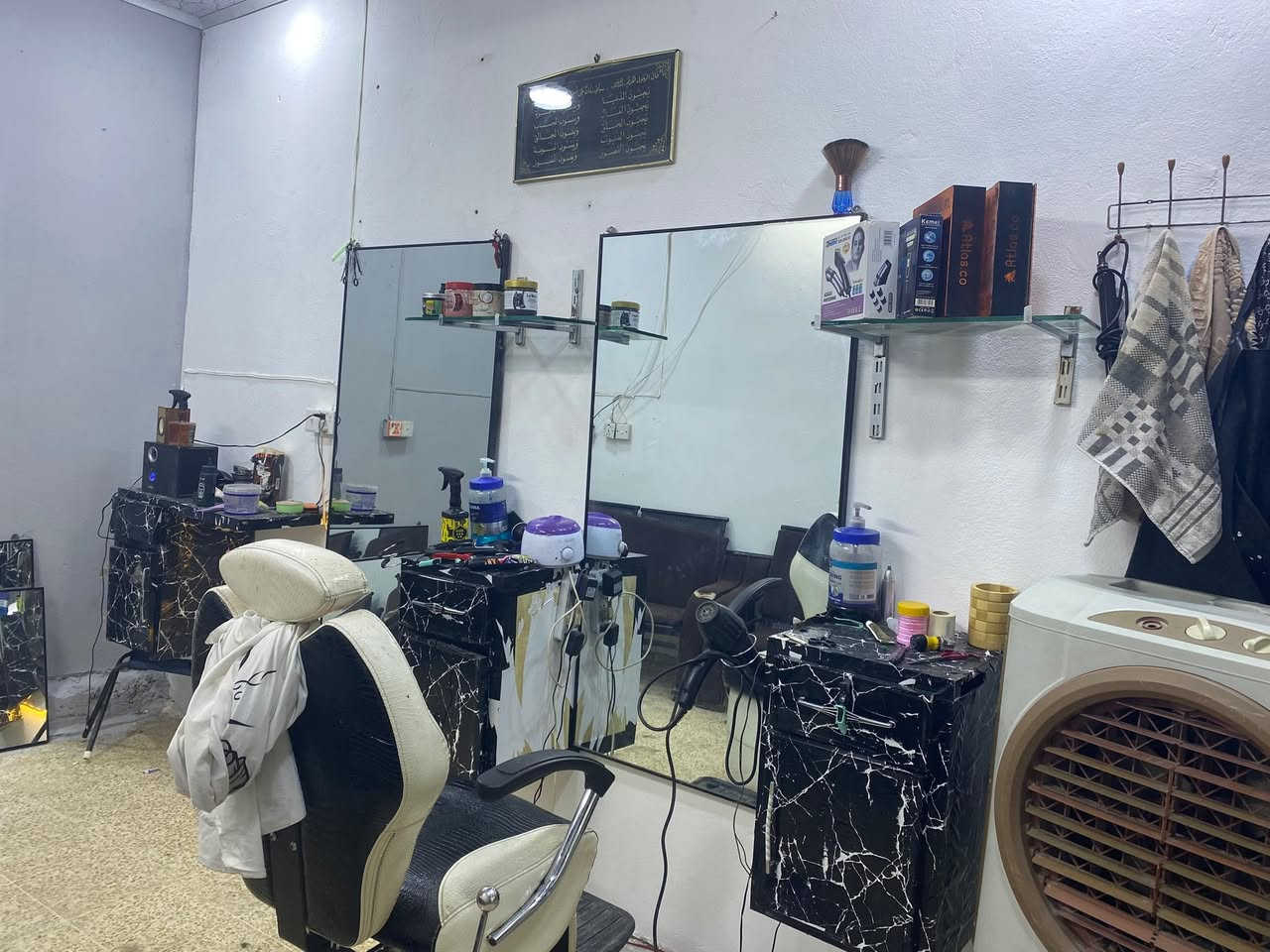 ميز حلاقه مال حلاقين
امريات خلفيه 
 المنيوم. 
***********
 زايد جام خانه حيل انضاف
