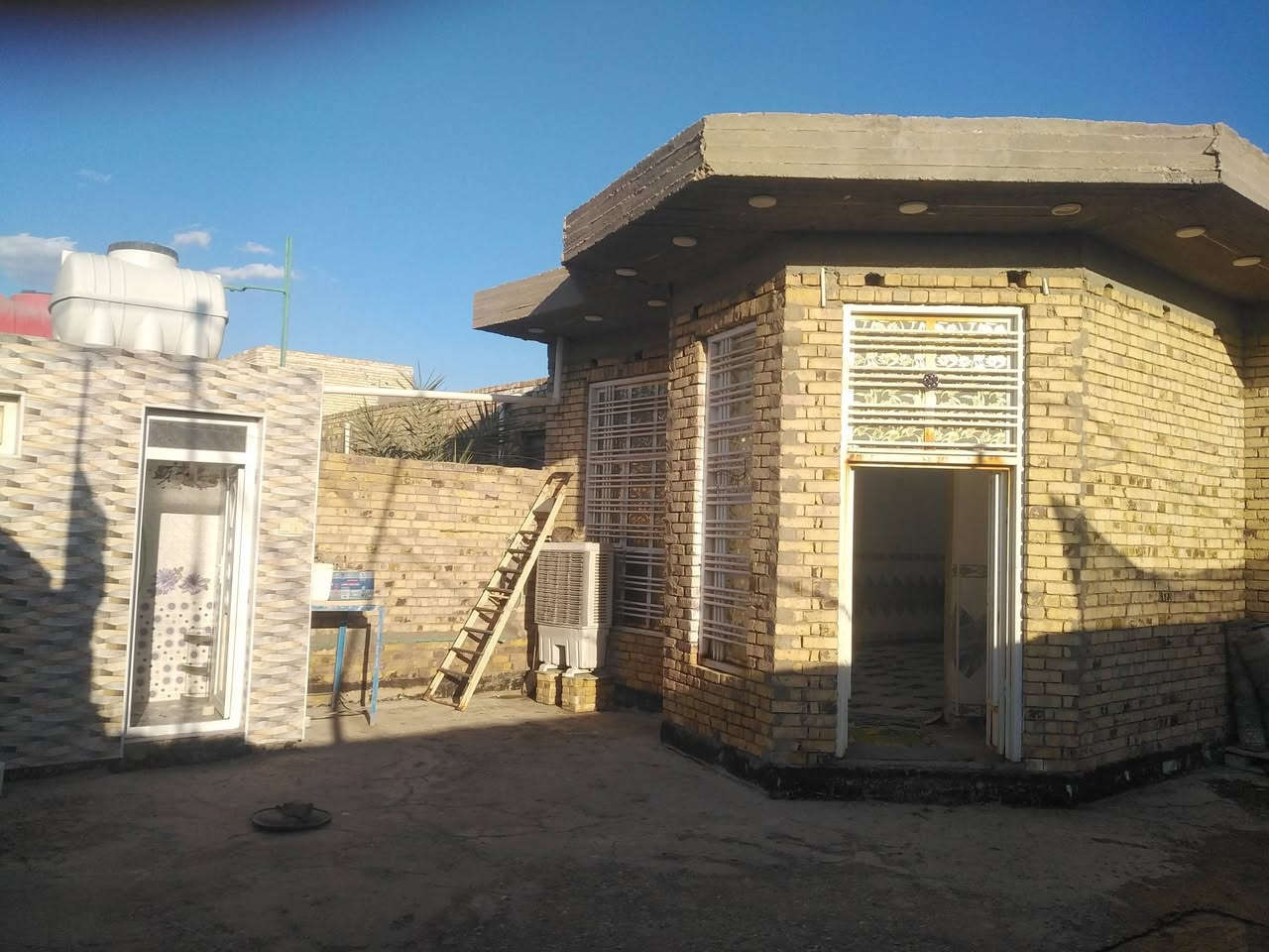 اللهم صلي على محمد وآل محمد بيت زراعي سند ٢٥ مشمول بالتطويب
مساحة٢٣٠م واجهة ١٠م ونزال ٢٣َم

غرفتين 4x5

هول كبير 4x6

مطبخ كبير 4x5

استقبال كبير 4x7

وصحيات داخلية وخارجية

وكراج يسع سيارتين

وستوتة دراجة عادية

عرض الشارع 8م

العنوان / نهاية شارع ٢٠ قرب معهد الجامعة المركزي

يباع مع الأغراض ويمكن أن يباع نصف العقار حسب رغبة المشتري

للاستفسار أكثر يرجى الاتصال على الرقم *********** بي واتساب

ملاحظة/ آني مو صاحب  العقار اني مكلف بالنشر فقط لذالك اعتذر عنر الرد على رسائل والتعليقات
