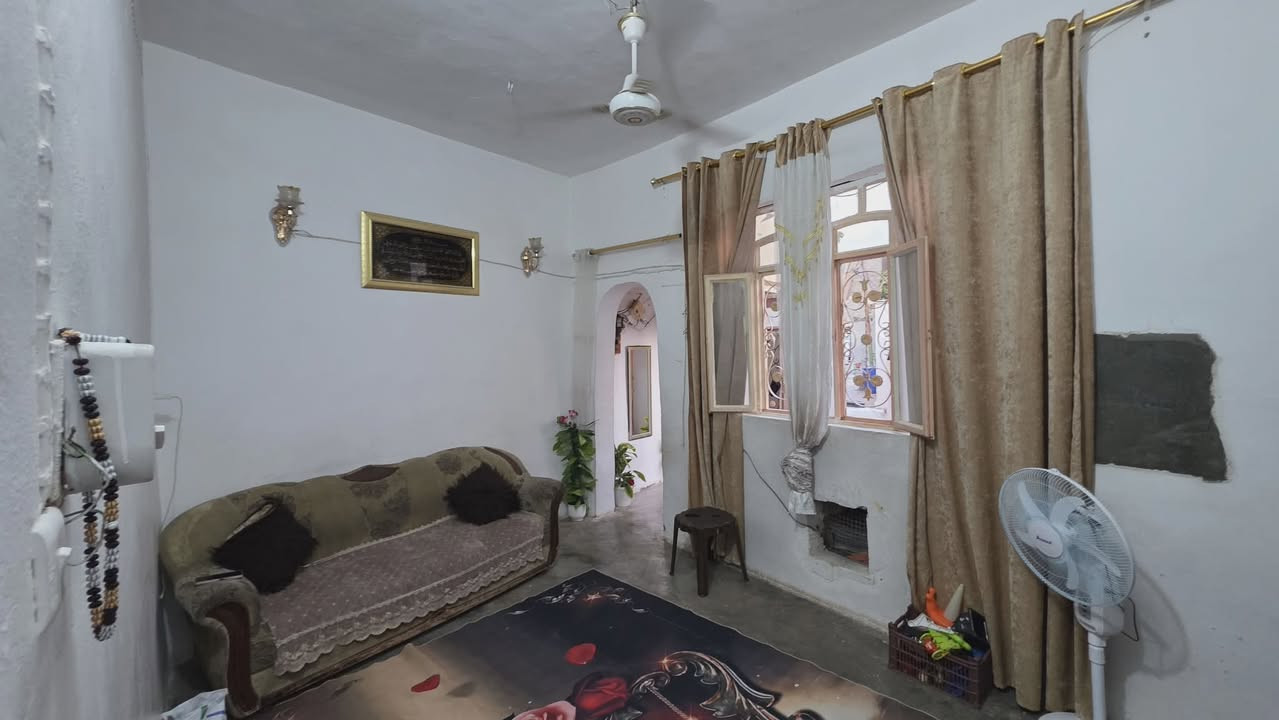 🏠 بيت طابقين للبيع في ديالى - المقدادية (منطقة العروبة) 🏠
​لكل الباحثين عن السكن الهادئ والموقع المرتب، متوفر بيت (عرصة) بمساحة تقريبية 100 متر مربع. البيت بناء مرتب وموقعه ممتاز جداً.
​📍 الموقع:
​ديالى - المقدادية - منطقة العروبة - جهة الشاخة (بالقرب من سوق الجمعة).
​📋 تفاصيل البيت:
​الطابق الأرضي: غرفة نوم + صالة واسعة + مطبخ + مجمع صحيات.
​الطابق الثاني: غرفة نوم + صالة إضافية.
​💰 السعر:
​18 مليون دينار عراقي (وبيها مجال للشراي الصامل الطيب).
​📹 شاهدوا الفيديو المرفق لمشاهدة تفاصيل البيت وترتيبه على أرض الواقع.
​📞 للاستفسار والتواصل المباشر:
يرجى الاتصال على الرقم:***********
​الله يبارك للبايع والمشتري ✨
