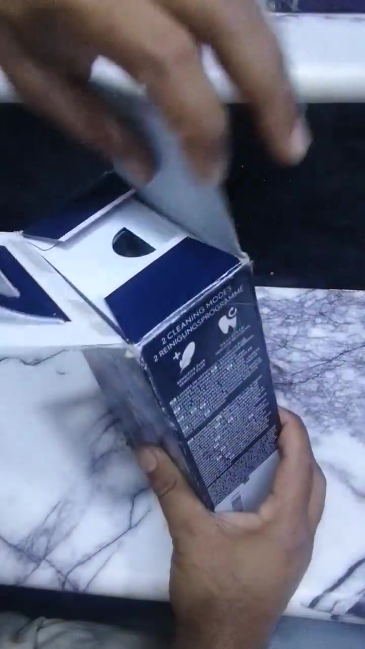 هذه فرشاة أسنان كهربائية من ماركة اورال بي (Oral-B) مصممة خصيصًا لتنضيف العميق الاحترافي  

Amazon.ae
 +1
مميزات خاصة: تحتوي على وضعين للتنظيف، بما في ذلك وضع "الحساسية بلس" (Sensitive Plus) لتنظيف لطيف وآمن على لثة  الحساسة.
التصميم: تأتي بتصميم مستوحى من فيلم ديزني "سيارات" (Cars) لجعل تنظيف الأسنان أكثر متعة.
الوظائف: تتوافق مع تطبيق Disney Magic Timer من Oral-B لمساعدة على تنظيف أسنانهم لمدة دقيقتين كما يوصي أطباء الأسنان.
المكونات: تتضمن الفرشاة رأسًا صغيرًا يناسب فم الطفل،ومؤقتًا مدمجًا، وبطارية قابلة لإعادة الشحن @إشارة


**إذا كنت صاحب هذا الإعلان وتريد حذفه لأي سبب، رجاءا أرسل رسالة إلى الدعم الفني**