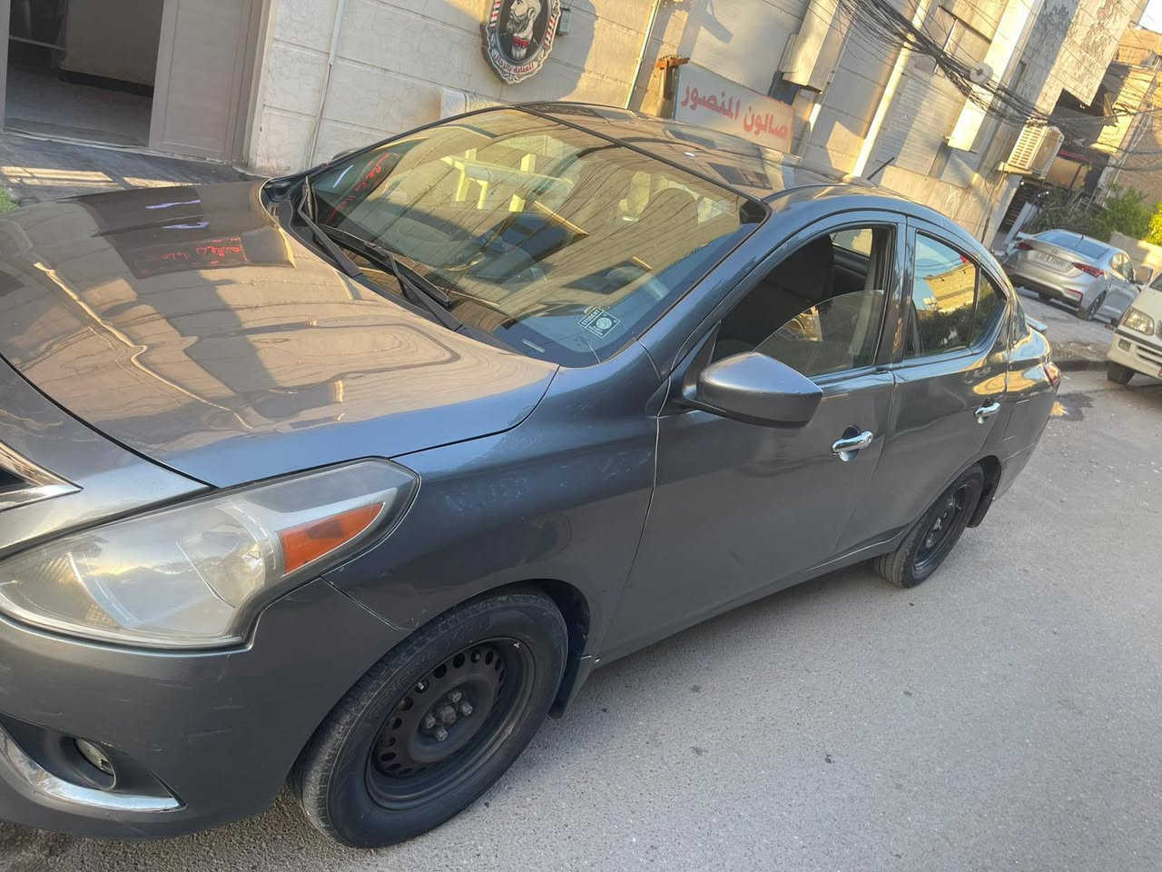 سلام عليكم نيسان فيرسه مديال 2018 بيه بابين وجملغ  وقبق الجنطه مفتوح مرجعنه نفسه سياره مكينه كير خير من الله مكان السياره بغداد منصور *********** السعر 83 بيه مجال
