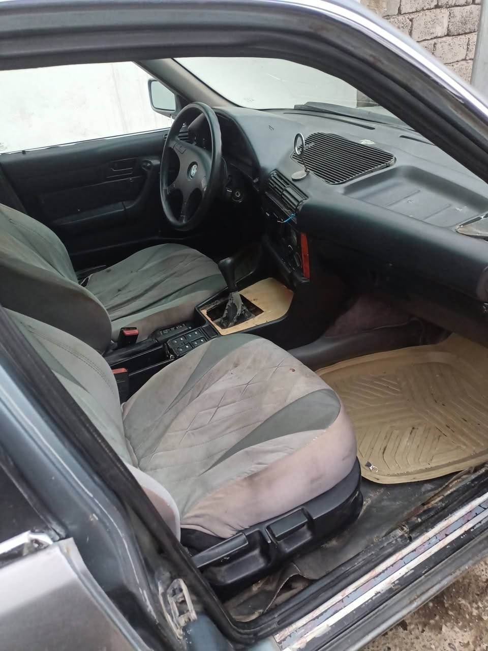 السلام عليكم السياره للبيع موديل 93 رقم فحص اخضر صاحب الشرعيه موجود شرط التحويل الوكاله ماكينه جديد حجم 530 ماكينه شرط جديد وقير شرط اكسر شرط رقم التايات وياله شرط ما مسجل على كربون  ***********.  ***********
