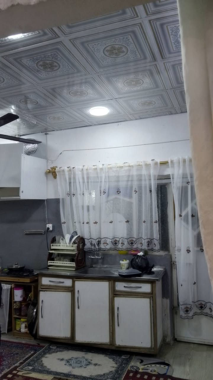 دار زراعي للبيع المساحة 320م ...السعر 85 ..المنطقة سكنية كل الدور مرقمة ماء جيد جداً ومبلطة ومجاري...بغداد جسر ديالى مقابل جامع المهيمن قريب على الشارع الخدمي.. استقبال كبيرة وصالة ومطبخ كبير وغرفتين كبار وترك ومطبخ كبير وحمام غربي داخلي كبير وحمام خارجي كبير وكراج كبير وحديقة كبيرة...منطقة خلف البيوت هادئة امام ساحة...سقف البيت سندويج بنل وسقف ثانوي والارضية بورسلين تركي جديد البيت نظيف *********** واتساب
