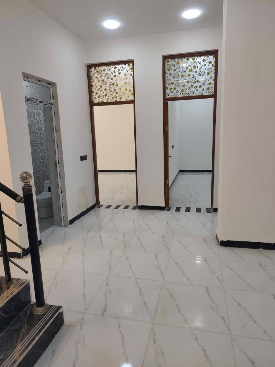 السلام عليكم دار سكن للبيع حديث غير مسكون البناء درجة اولئ في الكوت منطقة حي الحكيم نزلة الوائلية بالقرب من شارع الصب مساحتة 200م البناء طابوق والسقف صب مسلح والارضية والجدران سيراميك ويتكون البيت من غرفتين نوم وصالة واستقبال ومطبخ وصحيات داخلية وخارجية ومتوفرة كافة الخدمات ومرقم من قبل البلدية السعر 75 وبي مجال الاستفسار الاتصال على هذا الرقم ***********
