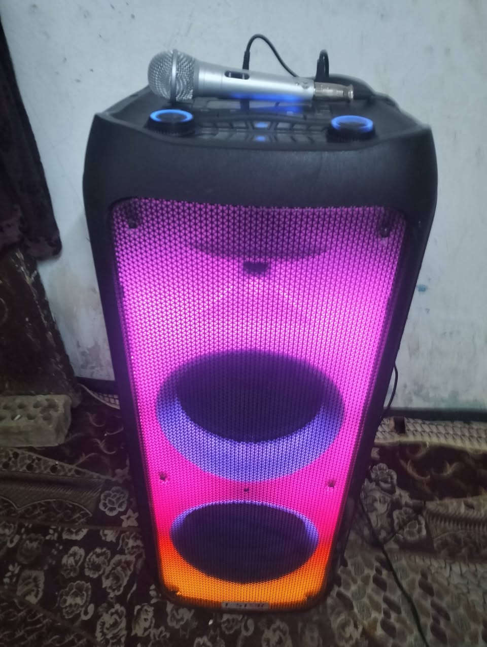 السلام عليكم سماعه حجم كبير شرط نظافه ولفحص للبيع مناسبه ومستعجل على بيعته انصال على رقم ***********
