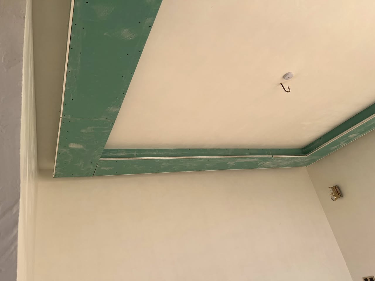 ديكورات وصبغ عمل محترف متفرغ الان
عمل جميع الديكورات والصبغ انواع الصبغ 
مكاني كربلاء هذا رقمي ***********

