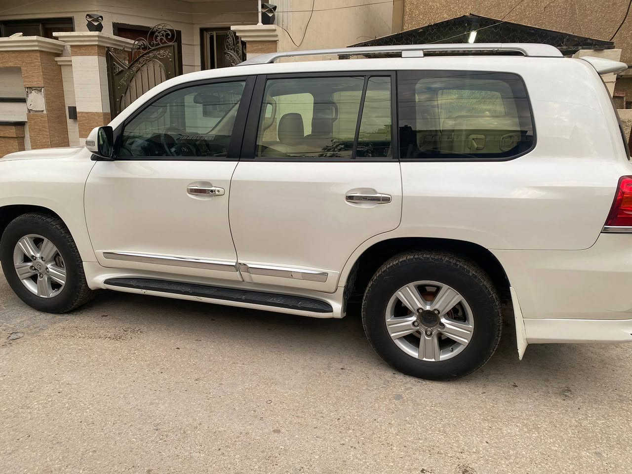 لاندكروزر للبيع موديل ٢٠١٢ سياره مكفوله ٨ سلندر رقم بغداد مكان الدوره السعر ٣٤٠ وبيه مجال اي ستفسار اتصال ***********
