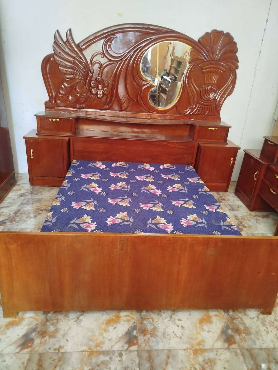 غرفه أم سته مستخدمه للبيع 
العنوان العزه القديمة 
سعر 550وبي مجال 
العنوان العزه القديمة 
***********
