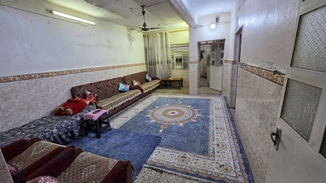 السلام عليكم
دار للبيع المساحه 160 واجهيه 8 ونزال 20 بصف الركن 
طابق ونص الطابق الاول استقبال وهول ومطبخ وغرفتين نوم وحولي وحمام وتواليت 
الطابق الثاني غرفه نوم وحمام وتواليت مشترك ومطبخ ساندويش 
الشعله قطاع ال 11 فرع مقابل جامع الحق يبعد عن الشارع العام فرع وعلى شارع 60 فرع 
الاستفسار ***********+ وتساب
