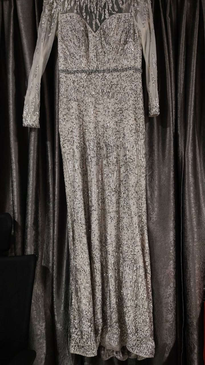 مرحبا بنات 
عندي هذا الفستان لونة فضي 
يجنن باللبس يلمع لمع مثل مدتشوفون وثكيل
يلبس قياس 38-40
يرهم للعقد او تلبيس حلقات 
كلش نازك وفخم
رايدته ب 50 الف
موجود توصيل مجاني


**إذا كنت صاحب هذا الإعلان وتريد حذفه لأي سبب، رجاءا أرسل رسالة إلى الدعم الفني**