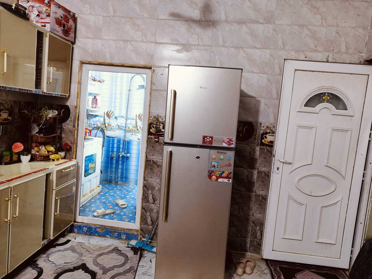 بيت للبيع في حي لامين طريق السنيه قرب جامع سيد يوشع عمود 640 السعر المطلوب 33. وبي مجال بيت مساحته 250 بنا غرفتين وصاله ومطبخ داخلي وخارجي وصحيات خارجي وداخلي ينباع مع لاثاث ***********
