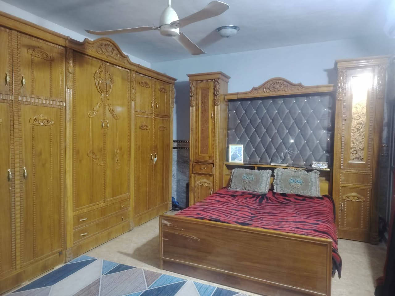 🏡 للبيع بيت سكني مميز – حي السفير قرب حسينية أبو طه
فرصة ممتازة لامتلاك بيت جاهز للسكن مباشرة، بتشطيبات حديثة وموقع هادئ وقريب من جميع الخدمات.
📐 المساحة الأصلية: 125 م²
📐 المساحة الحالية: 145 م²
🔹 يتكون من:

3 غرف نوم

استقبال

صالتين

مطبخين

3 حمامات

مخزن

✨ مميزات البيت:

جاهز للسكن بالكامل

كاشي وسيراميك حديث

السطح مطبّك شتايكر

تشطيبات ممتازة

لا يحتاج أي أعمال أو صيانة

📍 الموقع: حي السفير – قرب حسينية أبو طه.
📞 للاستفسار والمعاينة يرجى التواصل على الرقم: (***********).
السعر: بعد الاتصال أو عند المعاينة.
