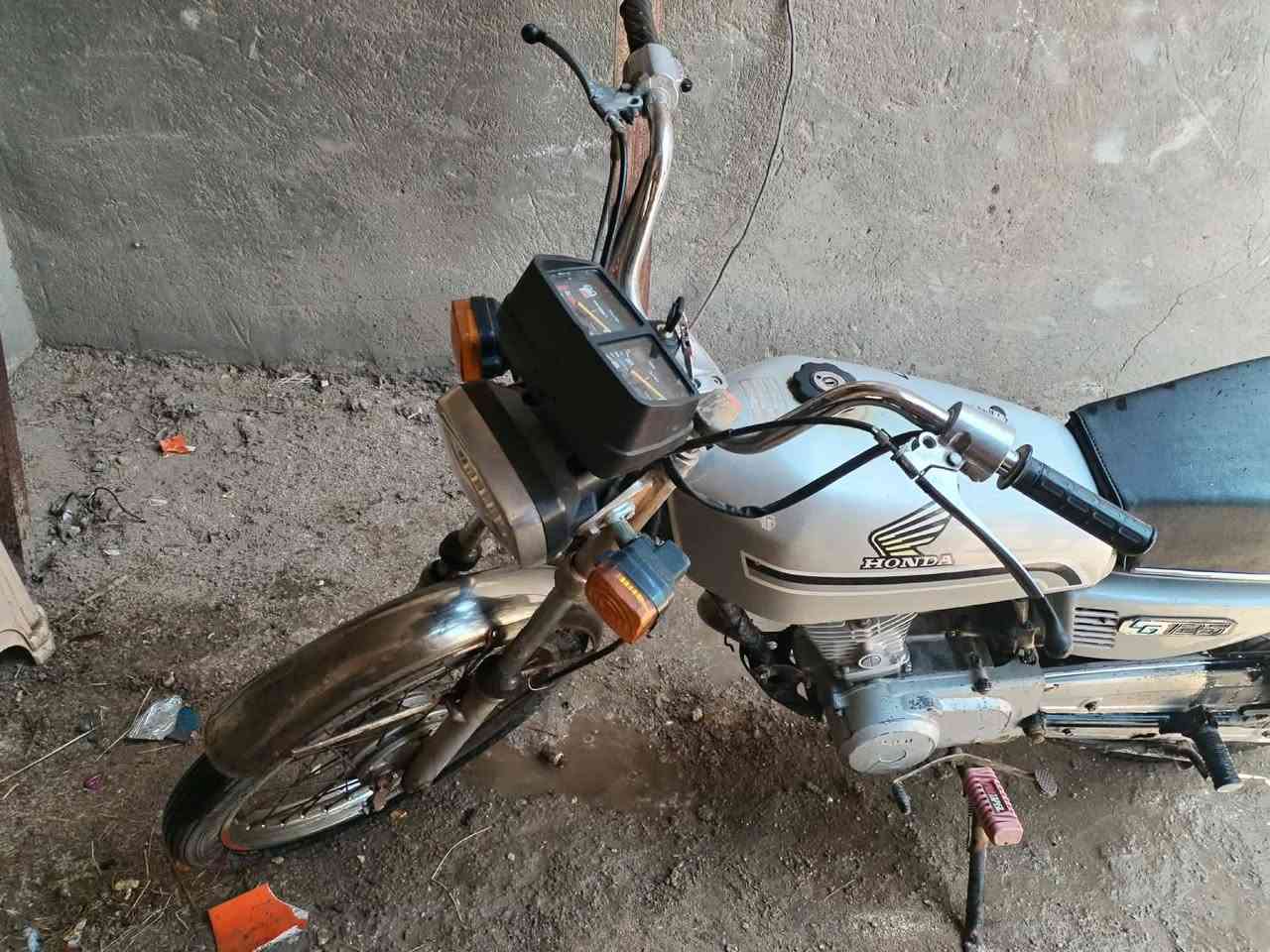سلام عليكم دراجة اربع كير للبيع دراجة احله من صوره السعر 375وبيه مجال حك الجيه مكينه حلوه مكاني طويربج منطقه  السياحي   دراجه اوراق اصوليه  للاستفسار ***********
