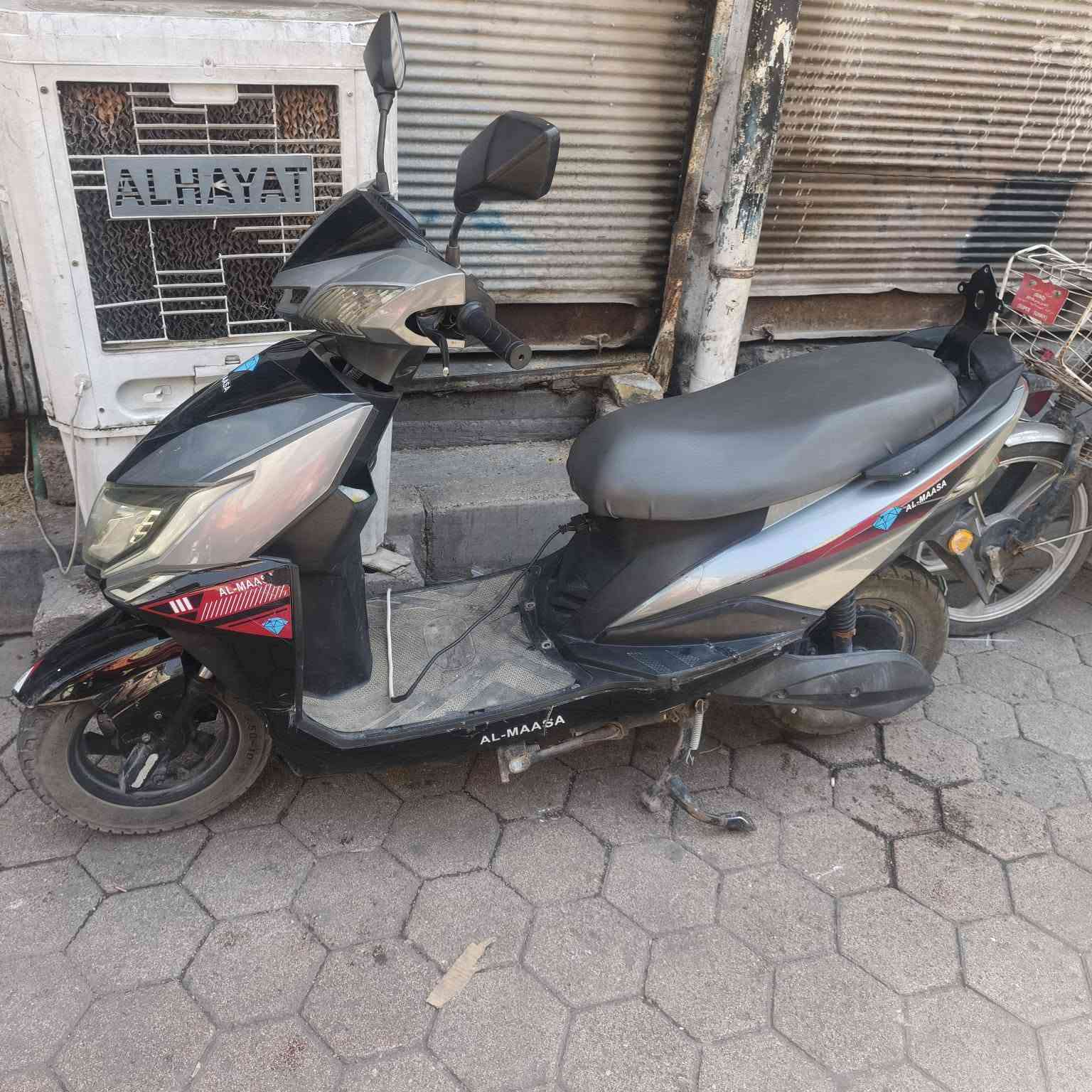 سلام عليكم دراجه شحن للبيع ست بطاريات عل فحص كهربائياته كلهه شغاله موديل 24 نضيف جدا سعر 325 الف مكاني رمادي رقم تليفون ***********
