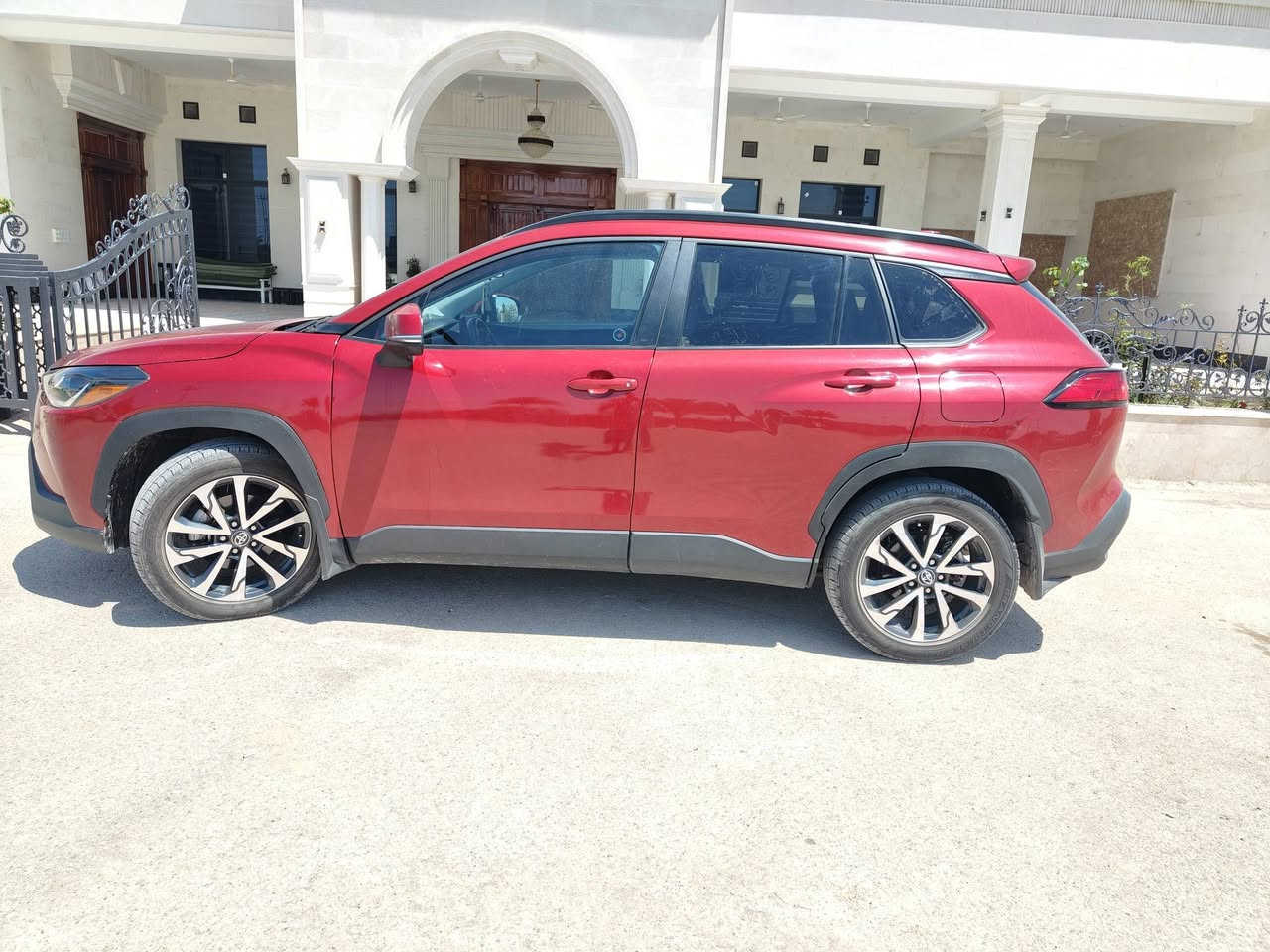 كورولا كروس أمريكي ٢٠٢٤
بيها جاملغ ايسر وباب وحافه البنيد من جوه  راجع بلادي مازدات دعاميه شباك كله نفسه 
سياره جاهزه متصرف عليها ربع 
سايد بريك بصمه 
فتحت سقف 
أوتو هولد 
نقطه عميه 
رادار 
مثبت سرعه 
تحديد مسار 
شاشه كار بلي وبعد معروفه مواصفاتها 
محرك 2000 بدون هايبرد 
الشراي يتصل ***********
