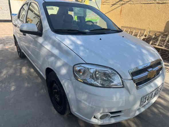 السلام عليكم أفيو 2011 سنويه 31 وهزه جديده كير ومكينه كفاله السياره ماشيه 160 فقط الجاملغ الأمامي مصبوغ وطخه جداً بسيطه باقيه ع وضعها بلهلال الخلفي واضحه بالتصوير  سياره جاهزه السعر 68 بيع سريع للأستفسار***********
