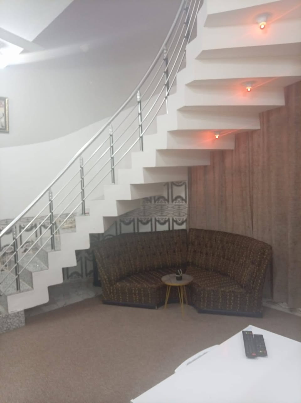 يارزاق ياالله 
دار سكن طابو زراعي 120ركن طابق ونص بناء طابوك 
يتكون الدار من غرفتين نوم وهول مطبخ استقبال صحيات داخل وخارجيه مرقم من قبل البلديه 
علما ان الدار مع لاثاث 
سبالت عدد3 مراوح عدد 5 جرابي عدد 2 بلازمه عدد 2
تخم استقبال مع الطبلات 
نص ديوان هول 
ثلاجه مجمده طباخ غساله كاونتر 
وبعض لاثاث 
حي الحكيم شارع افران الهادي 
مراجعه مكتب دلاليه ابوكيان الربيعي 
لاتصال على لارقام التالية واتساب 
***********
***********
