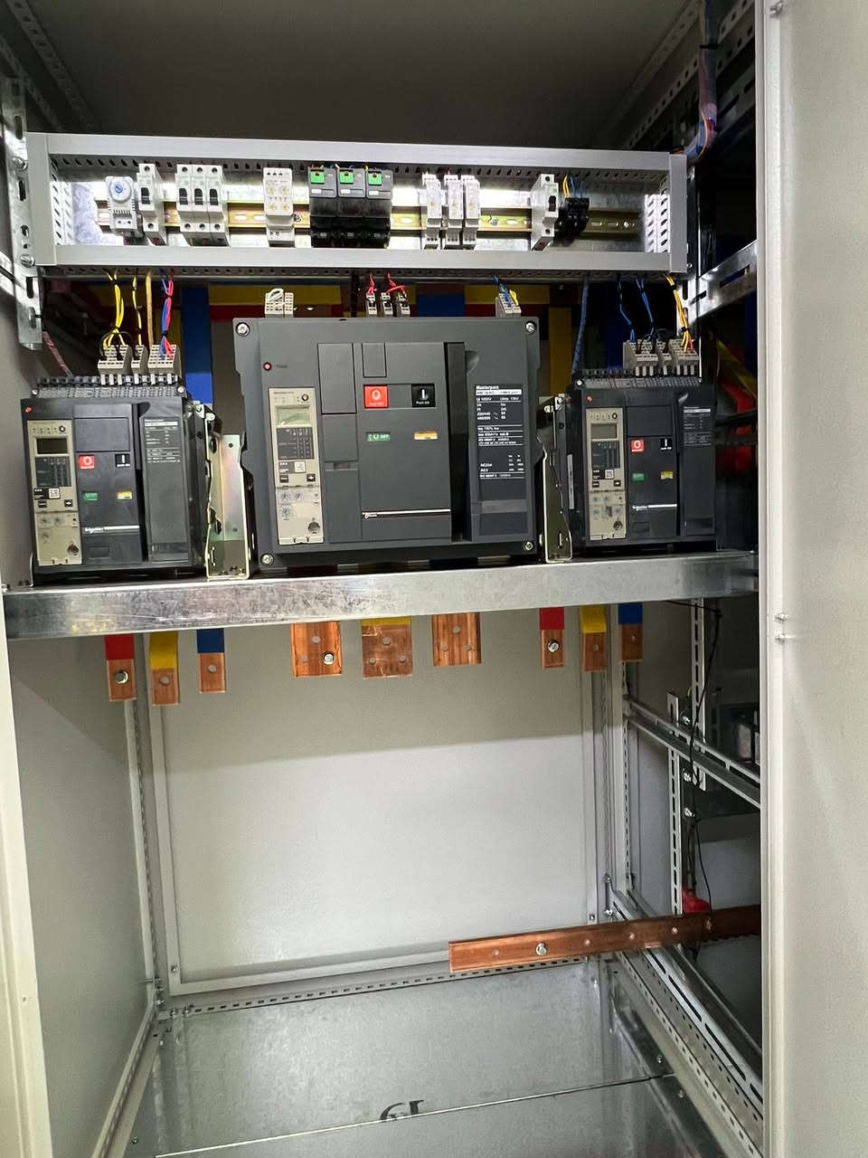 تم بحمد الله انجاز عدة لوحات سيطرة صناعية

ATS ، acb 1600A , acb 800A
MDB , mccb 1000A

Power factor ,1000Kv

ATS , 400A
MDB , 400 A

المواد المستخدمة من شركة شنايدر

تجهيز ، عمل ، نصب ، صيانة ، كشف ، تصميم
بادارة كادر هندسي و فني متخصص

العنوان
بغداد / كمب سارة / قرب مجمع سيد مأمول التجاري

للتواصل و الاستفسار يرجى مراسلتنا على واتساب او ماسنجر الصفحة او الاتصال على

*********** الفني مثنى
*********** مهندس فيصل
