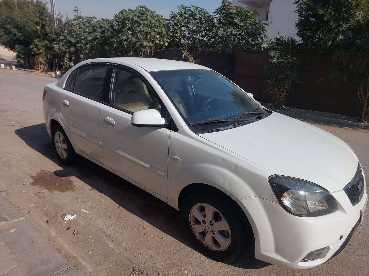 سلام عليكم مرخصة ادمن المحترم كيا ريو 2011 حلوه سياره ونضيفه رقم اربيل انكليزي.. والسياره ماعايزها شي  بيها صبغات  وبيها جاملغ امامي صوب اليمنه ضربه سياره شوف العين عارضها 75 وبيها مجال للستفسار.   ***********
