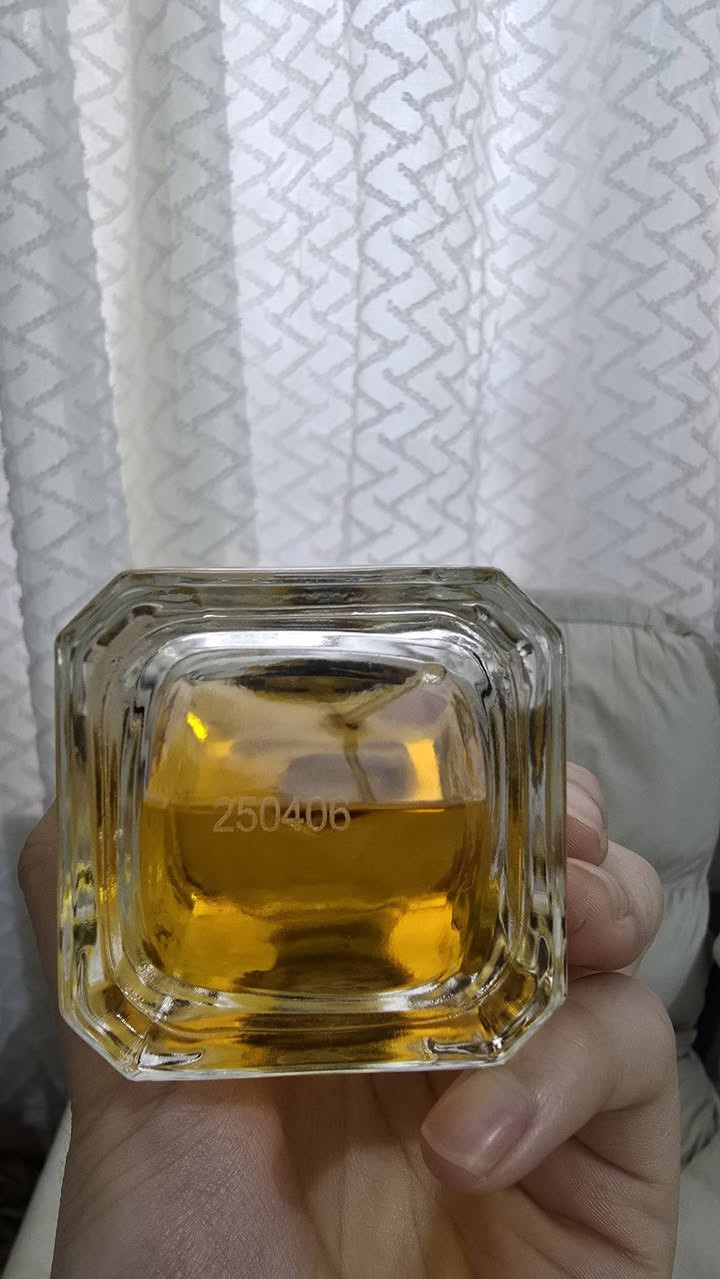 ​للبيع عطر Peak من دار Czar الكويتية (أصلي 100%)
التفاصيل:
عطر Peak الشهير من دار عطور Czar (زار) الفاخرة، ومن تصميم مصممة العطور العالمية Cécile Zarokian.

​الحجم الأصلي: 110 مل. 
​الكمية المتبقية: أكثر من النصف (حوالي 60 إلى 65 مل) كما موضح بالصور.

​التركيز:  Extrait de Parfum (ثبات وفوحان ممتازين جداً يدوم لأيام).
​الحالة:  العطر أصلي 100% (الكود محفور بالليزر أسفل الزجاجة)، 
 الزجاجة بدون العلبة الخارجية.(الكارتونة)
​خط العطر:  بخوري، فانيليا دافئة، جلود، مع لمحة معدنية مميزة جداً وفخمة.
 (العطر مناسب للجنسين)
السعر عند الشراء ب160دولار ( 235دينار عراقي)

ابيعه  ​95 الف (بي مجال للشراي )


**إذا كنت صاحب هذا الإعلان وتريد حذفه لأي سبب، رجاءا أرسل رسالة إلى الدعم الفني**