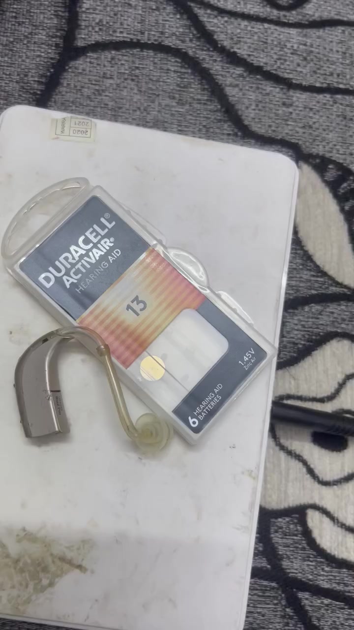 السلام عليكم عندي سمعية لي اصحاب السمع الضعيف سمعه اصليه لبيع السعر 150 ألف جديدة مستخدميه شي قليل  الله شاهد علي أخذته ٣٥٠ ألف ***********
