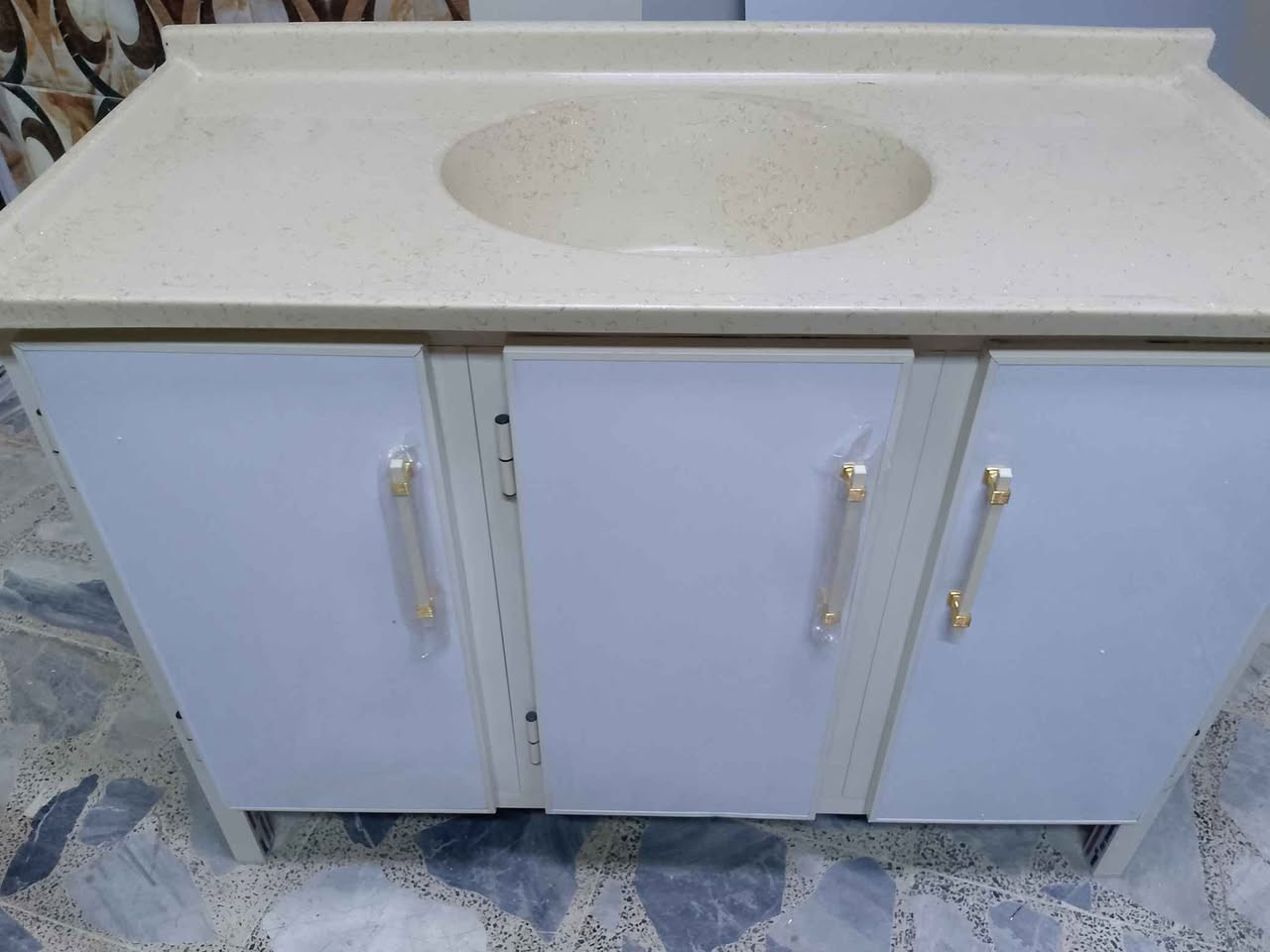 سنك متروعشرين مرمر مبطن الابواب طبقتين سعر 160 توصيل موجود جميع مناطق البصره حجز وتساب ***********شغل تزكام مغلف بلاستيك من الداخل ضد الماء البصرة, العراق
