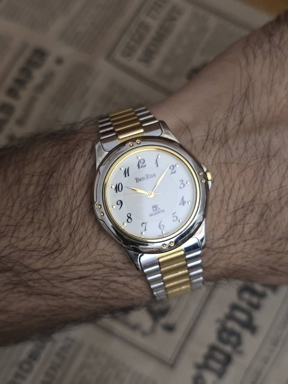 ساعة  كلاسيكية (Vintage) من ماركة بينروس (BenRus) 
نوع الحركة: كوارتز (Quartz) تعمل بالبطارية
تأتي بتصميم ثنائي اللون يمزج بين الفضي والذهبي (Two-Tone)
المينا: واجهة بيضاء دائرية مع أرقام عربية واضحة باللون الأسود وعقارب ذهبية
نظافه الساعه ممتازه 
قطر الساعه 34ملم


**إذا كنت صاحب هذا الإعلان وتريد حذفه لأي سبب، رجاءا أرسل رسالة إلى الدعم الفني**