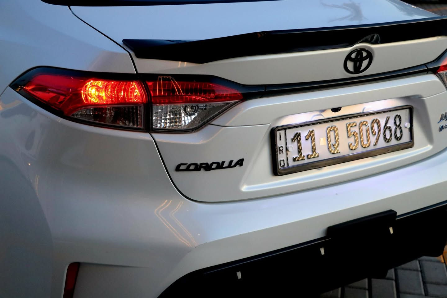 السلام عليكم 
النوع : تويوتا كورولا هايبرد  ( S ) خليجي شكل الامريكي تجميع الصين فول 1/1 
الموديل : 2024
 السيارة مكفوله بدون صبغ 
ىون ابيض صدفي مو ابيض عادي مثل اغلب ال s الموجوده بل سوك 
عداد المسافة : 25  الف حقيقي 
السياره : تجي داخل أصل 3 الوان كشنات مشمشي تطريز ..مو ساده اللي تجي عمل ..دشبول اوف وايت +اسود بلاد
المواصفات : فول 1/1 اعلى فئة 
* محرك : 1800 هايبرد 
* بصمة + بصمة ابواب وصندوق
* فتحه 
* جلد + كراسي كهرباء 
* تبريد قطعتين 
* اشاير بلمري 
* 3 انظمة قياده 
* لدات نهاريه امامية خلفيه 
* ويل كروم قياس 17 
* شاشة + كاميره + كاربلي 
* ردارات ..تحديد مسار 
السياره بيهه 
عازل حراري  نانو امريكي لكل جام السيارة 
داخل كاربون فايبر مع اضافات بسيطه للسيارة 
بصمه مفاتيح عدد 2 + كتلوكات الشركة 
السيارة بأسمي تحويل مباشر 
العنوان : بغداد - حي الجهاد ..شقق حي السلام حي الصدام السكني 
السعر : 162 ورقه 
***********
