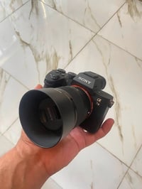 كاميرا SONY A7III للبيع الكاميرا استخدام كلش قليل ونظافتها ٩٩٪؜ مابيها...