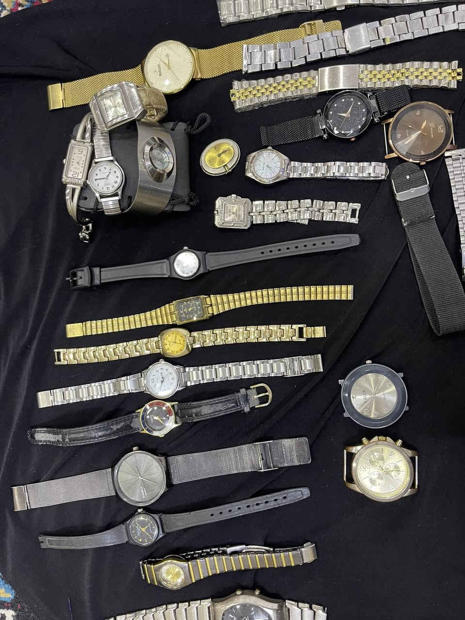 السلام عليكم ساعات بعضهم ماركه ماكس كلّهم كوارتز ساعات من ضمنه وكلهم ماركات وصنع البعض ياباني وأوروبيات فقط يرادلهم باتري ساعات عددهم 21ساعه وسير عددهم 5جديدات كلهم ب200وبيهم مجال


**إذا كنت صاحب هذا الإعلان وتريد حذفه لأي سبب، رجاءا أرسل رسالة إلى الدعم الفني**