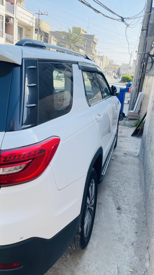 ---السلام عليكم 

للبيع: شانجان CS95 – وكالة البخيت، فئة رويال

سيارة شانجان CS95 رويال نظيفة جدًا، ماشيه 94 الف كم فقط، بدون حوادث.

المواصفات:

محرك توربو 2.0 لتر، قوة 233 حصان، دفع رباعي 4×4، ناقل حركة أوتوماتيك 6 سرعات.

مقاعد جلدية قابلة للتعديل كهربائيًا، تدفئة للمقاعد الأمامية والخلفية.

شاشة لمس، نظام صوت ممتاز، كاميرات 360°، مثبت سرعة، رادار، مراقبة النقطة العمياء.

وسائد هوائية متعددة، ABS، ESP، نظام الثبات الإلكتروني.

وبعد هواي موصفات الشانجان المعروفه 

ملاحضه : السياره داخل الضمان تبديل دهن داخل الشركه +
مكفوله كفاله عامه 
مكان سياره حي الجهاد اطباء 

*********** 
---
