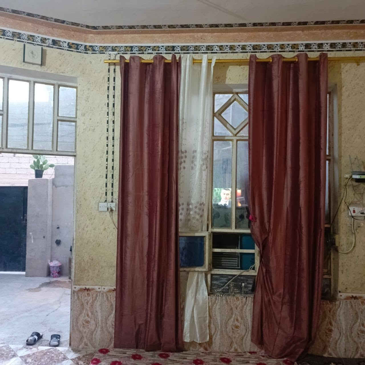 السلام عليكم بيت للبيع موقعه. كسيرات جوه تانكي مساحه 100 متر يتكون من غرفتين وستقبال وصاله ومطبخ ومجمع صحيات 
السعر 50 وبيه مجال .للتواصل رقم ***********
