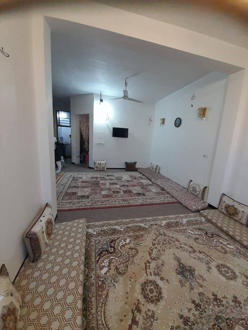 السلام عليكم ورحمة الله وبركاته دار للبيع بلبوبيات مجمع ال ثابت السكني مساحته ١٢٨ متر بناء حديث درجه اولى المجمع خدمات كامله عامود ٤٦ السعر  جوه سعر المنطقه بيع مستعجل تعال شوف المنطقه واسئل جوه سعرهه انبيع ***********
