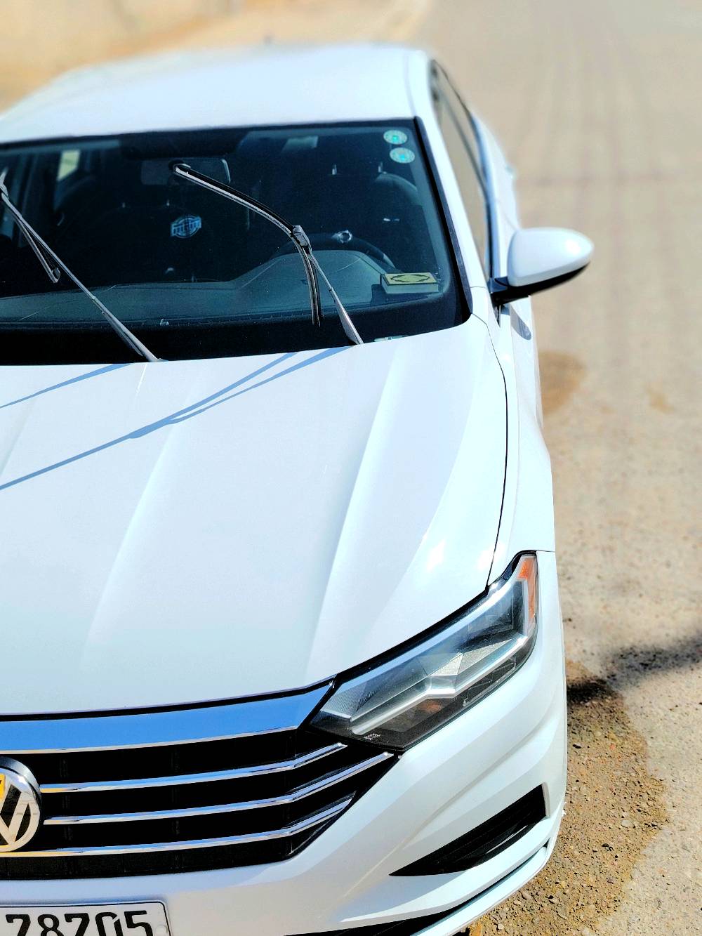 سلام عليكم 🚗 للبيع – Volkswagen Jetta 2021 – لون أبيض لؤلؤي 🚗
متوفر للبيع سيارة فولكس فاجن جيتا موديل 2021، لون أبيض، بحالة ممتازة جداً، استعمال شخصي ومن مالك واحد، محافظة عليها بشكل دقيق.
🔹 سنة الصنع: 2021
🔹 اللون: أبيض لؤلؤي
🔹 ناقل حركة: أوتوماتيك Tiptronic
🔹 نوع المحرك: 4 سلندر تيربو – اقتصادي وقوي بالأداء
🔹 نظام دفع أمامي
🔹 صرفية وقود ممتازة ومناسبة للاستخدام اليومي
المواصفات والتجهيزات:
✔ شاشة معلومات وترفيه تعمل باللمس
✔ نظام بلوتوث + USB + Apple CarPlay / Android Auto
✔ كاميرا خلفية مع حساسات
✔ مثبت سرعة
✔ تحكم بالمقود (ستيرن)
✔ نظام مانع انزلاق وثبات إلكتروني
✔ وسائد هوائية متعددة
✔ تكييف ممتاز جداً
✔ جنوط أصلية
✔ إطارات بحالة جيدة
السيارة خالية من الحوادث المؤثرة، شرط الفحص بالكامل، الهيكل والشاصي سليم.
لا تحتاج أي مصروف، جاهزة للاستخدام فوراً.
السعر قابل للتفاوض بالمعقول للجادين فقط.
للاستفسار والمعاينة يرجى التواصل على الخاص.